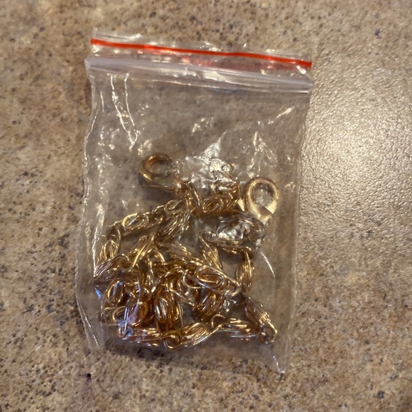 Womens gold clutch purse you can have the chain strap or tuck inside - Picture 7 of 10